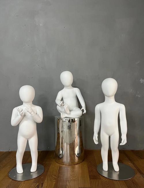 如何形容假人和真的一样,假人如何做到以假乱真?-图1 如何形容假人和真的一样,假人如何做到以假乱真?-图1