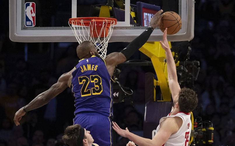 带球上篮如何有效防盖帽?-图1 带球上篮如何有效防盖帽?-图1