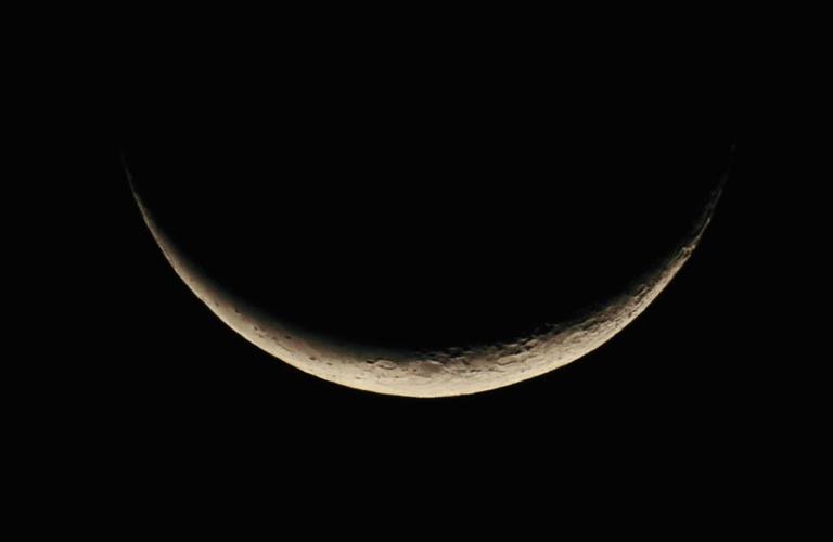残月英语是crescent moon还是waning moon？-图1